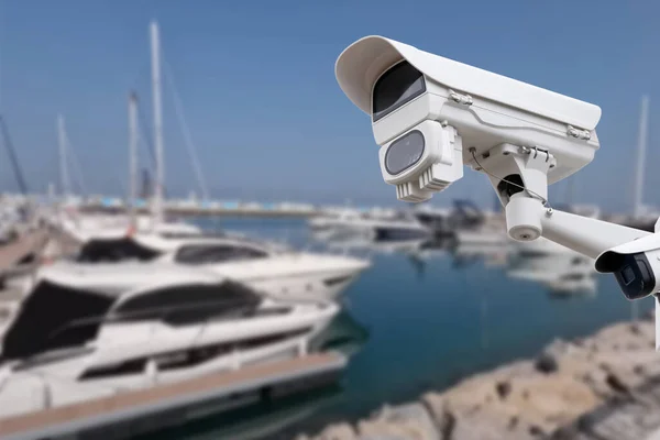 Paar Outdoor Überwachungskameras Yachthafen — Stockfoto