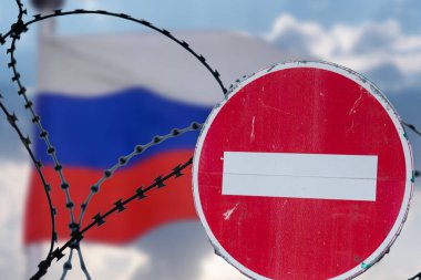 Rusya bayrağının arka planında dikenli tel var. Rusya 'ya karşı yaptırımlar