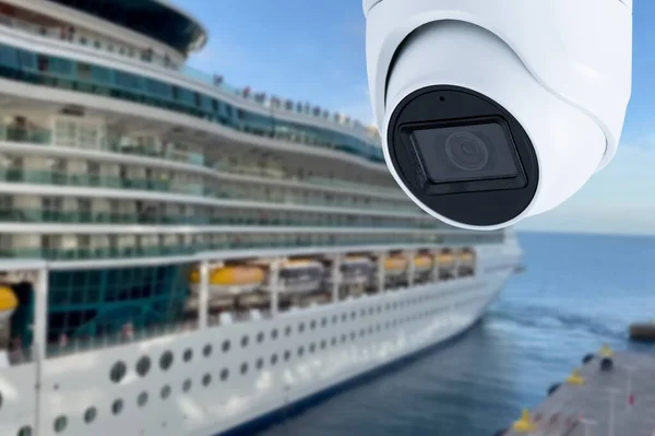 Cctv Kamera Auf Dem Hintergrund Eines Kreuzfahrtschiffes — Stockfoto