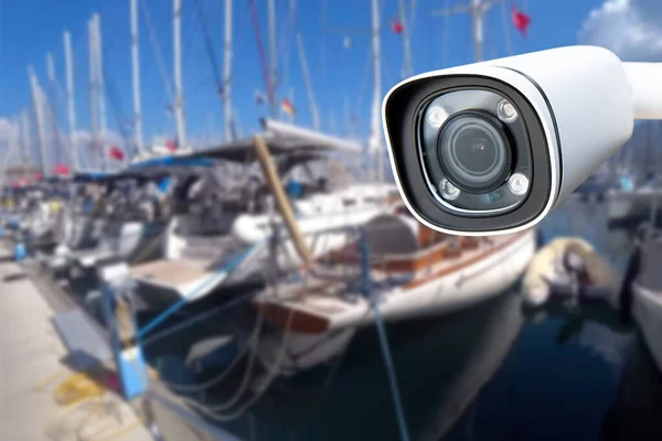 Açık Güvenlik Kameraları Yat Limanındaki Çifti — Stok fotoğraf