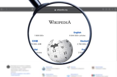 Milan, İtalya - 25 Mayıs 2023: Wikipedia Web sitesi dizüstü bilgisayar ekranında. Makro atış