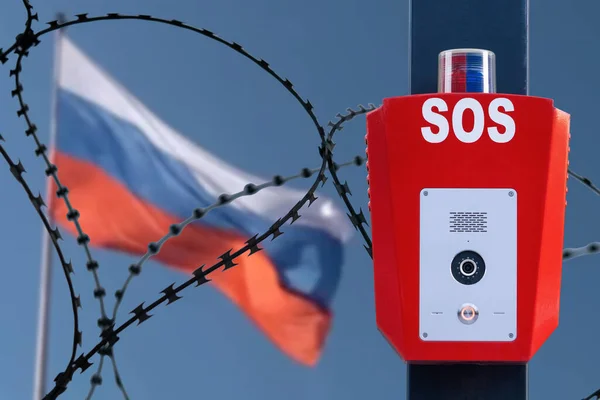 Ruská Vlajka Plotem Ostnatého Drátu Pojem Sporu Hranice Spor Přistěhovalectví — Stock fotografie