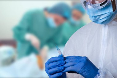 bir erkek doktor enjeksiyon şırınga tutarak yakın çekim