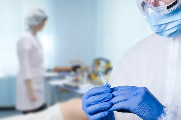 Bir Erkek Doktor Enjeksiyon Şırınga Tutarak Yakın Çekim — Stok fotoğraf