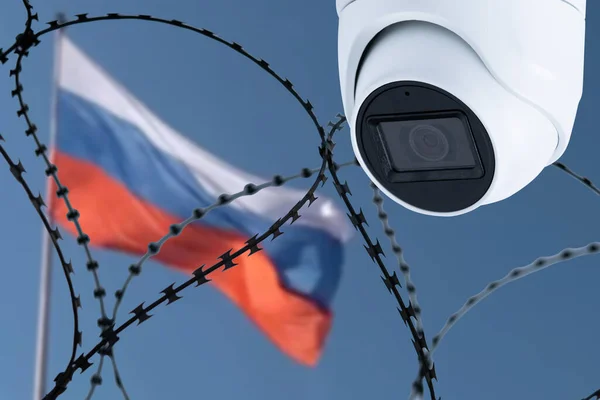 俄罗斯国旗背景上有铁丝网 对俄罗斯的制裁 — 图库照片