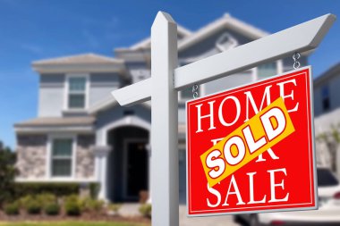 Satılık Emlak işareti önünde güzel bir yeni ev için satılan ev