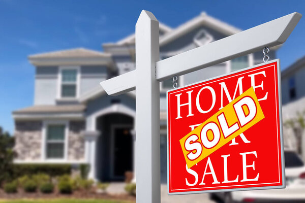 Продается Дом на продажу Знак Недвижимости перед красивым новым домом
