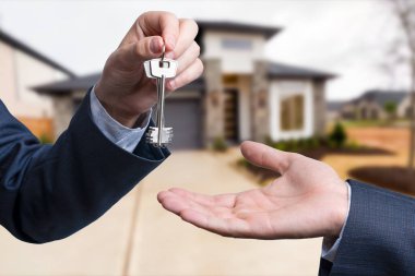 Ev alıcıları ev anahtarlarını alıcılardan alıyor. Evini sat, kirala ve fikir satın al.