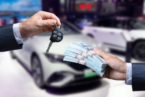 Kauf Oder Vermietung Von Neuwagen Hand Mit Dollargeld Und Autoschlüssel — Stockfoto