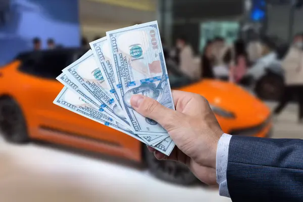 Man Med 100 Dollar Sedlar Pengar Nära Bilen Köp Eller — Stockfoto