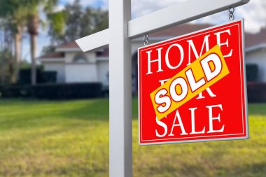 Satılık Emlak işareti önünde güzel bir yeni ev için satılan ev