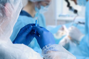 bir erkek doktor enjeksiyon şırınga tutarak yakın çekim