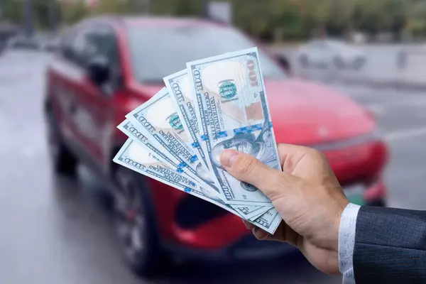 有100美元钞票的人在汽车附近取钱 买或租一辆新车 财务概念 — 图库照片
