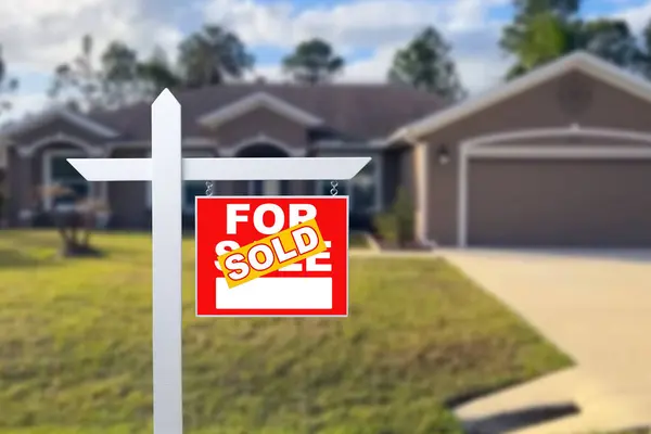 Продается Дом Продажу Знак Перед Новым Домом — стоковое фото