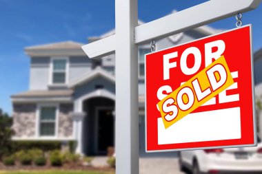 ev satışı işareti önünde, yeni ev için satılan