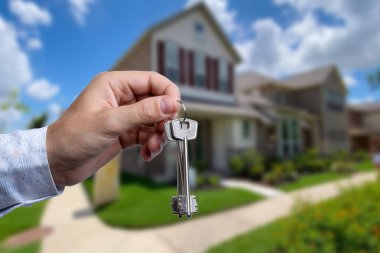 Yeni evin anahtarlarına parmak üzerinde tutan adam el
