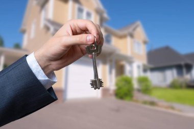 Yeni evin anahtarlarına parmak üzerinde tutan adam el