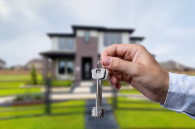 Ev sahibi yeni evin anahtarlarını açıyor.