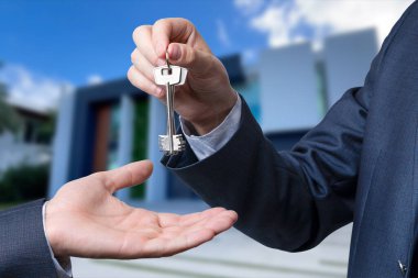 Emlakçıyla yeni sahibi arasındaki ev anahtarlarını vermek. satış kavramı