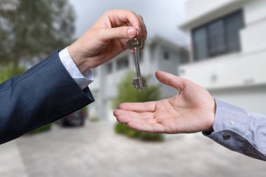 önünde güzel, yeni bir ev ev anahtarları teslim