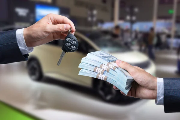 Покупка Аренда Нового Автомобиля Рука Долларами Ключами Машины Финансы — стоковое фото