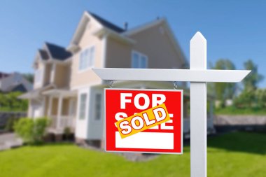 ev satışı işareti önünde, yeni ev için satılan