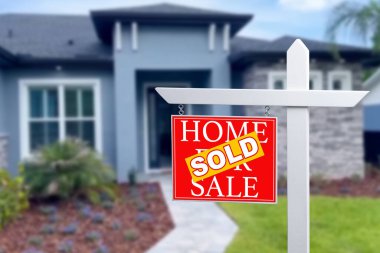 Satılık Emlak işareti önünde güzel bir yeni ev için satılan ev