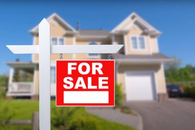 ev Satılık Emlak işareti ve güzel bir yeni ev için