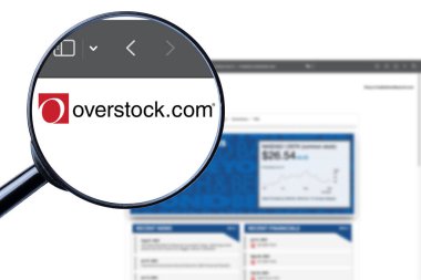 Kyiv, Ukrayna - 4 Eylül 2023: Overstock web sitesi ana sayfası. Amerikalı bir internet perakendecisi. Aşırılık logosu görünür
