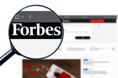 Kyiv, Ukrayna - 4 Eylül 2023: Forbes web sitesi ana sayfası. Bu bir Amerikan iş dergisi. Forbes.com logosu görünür