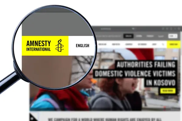 キエフ ウクライナ 2023年9月4日 アムネスティの国際ウェブサイトのホームページ アムネスティ インターナショナルロゴが見える — ストック写真