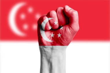 SINGAPORE bayrağının insan eli yumruğu. Yakın plan.