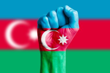 AZERBAIJAN bayrağının insan eli yumruğu. Yakın plan.