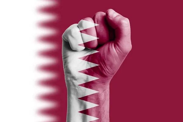 Mužská Pěst Vlajky Qatar Namalovaná Detailní Záběr — Stock fotografie