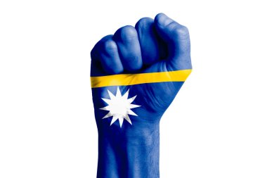NAURU bayrağının insan eli yumruğu. Yakın plan.