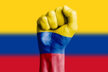 KOLOMBIA bayrağının insan eli yumruğu. Yakın plan.