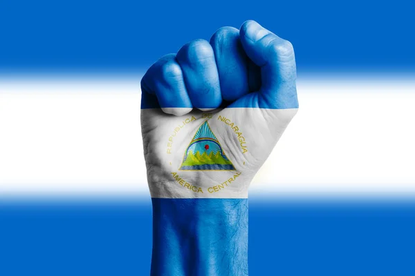 ニカラグア国旗の手のひらが描かれています クローズアップ — ストック写真