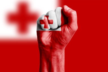 TONGA bayrağının insan eli yumruğu. Yakın plan.