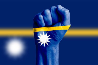 NAURU bayrağının insan eli yumruğu. Yakın plan.