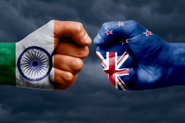 INDIA, NEW ZEALAND 'a karşı mücadele, dini çatışma. Hindistan ve Yeni Zelanda 'nın boyanmış bayraklarıyla erkeklerin yumrukları