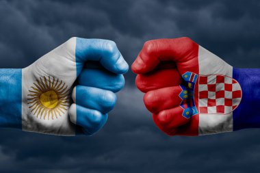 ARGENTINA CROATIA karşı çatışma, dini çatışma. ARGENTINA ve CROATIA 'nın boyanmış bayraklarıyla erkeklerin yumrukları