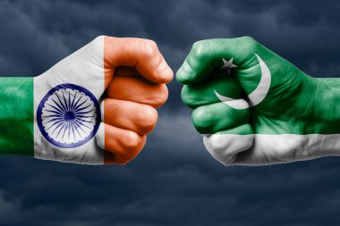 INDIA, PAKISTAN 'a karşı çatışma, dini çatışma. Hindistanın ve Pakistan 'ın boyanmış bayraklı erkek yumrukları