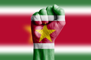 SURINAME bayrağının insan eli yumruğu. Yakın plan.