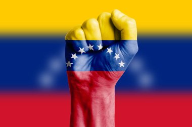 VENEZUELA bayrağının insan eli yumruğu. Yakın plan.