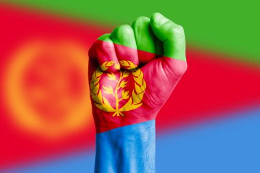 ERITREA bayrağının insan eli yumruğu. Yakın plan.