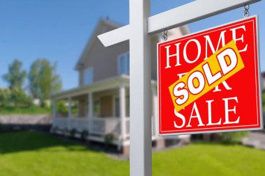 Satılık Emlak işareti önünde güzel bir yeni ev için satılan ev