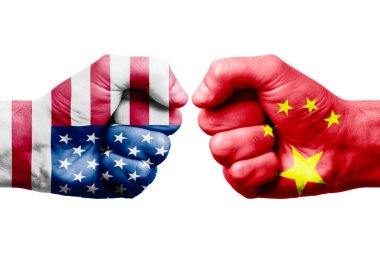 ABD, Çin 'e karşı çatışma, din çatışması. ABD ve Çin 'in boyanmış bayraklarıyla erkeklerin yumrukları