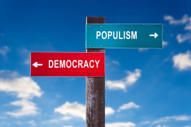 Popülizm Demokrasiye Karşı - İki seçenekli yol tabelası