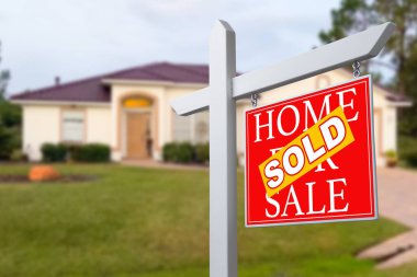 Satılık Emlak işareti önünde güzel bir yeni ev için satılan ev