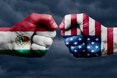 MEXICO, ABD ile çatışmaya, dini çatışmalara karşı. Meksika ve ABD bayrakları boyalı erkek yumrukları.